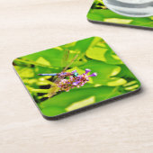 紫のピンクの花に虹色のトンボ コースター (左側)