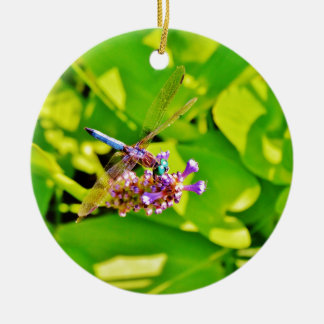 紫のピンクの花に虹色のトンボ セラミックオーナメント