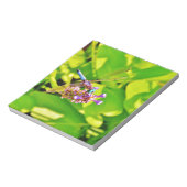 紫のピンクの花に虹色のトンボ ノートパッド (回転)