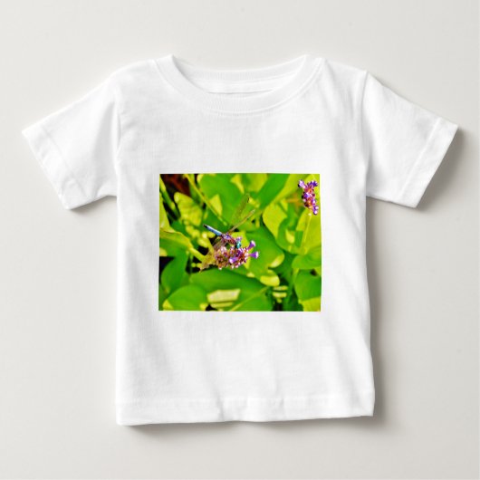 紫のピンクの花に虹色のトンボ ベビーTシャツ (正面)