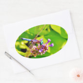 紫のピンクの花に虹色のトンボ 楕円形シール (封筒)