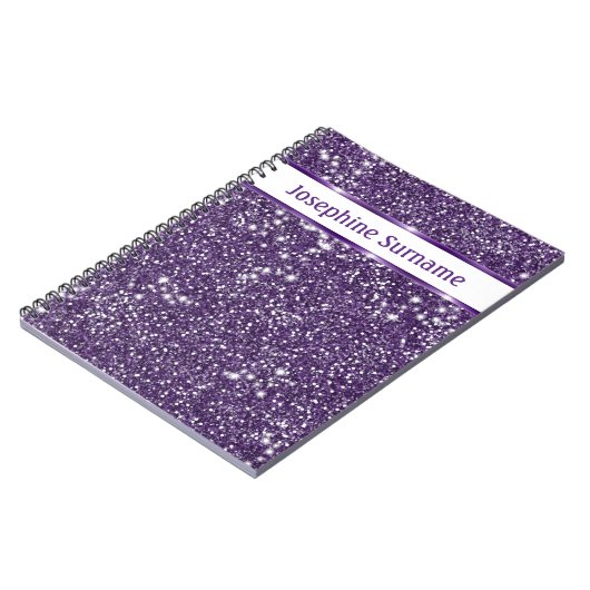 紫のフェイクグリッターテクスチャの外観とカスタム文字 ノートブック (左側)