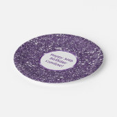 紫のフェイクグリッターテクスチャの外観とカスタム文字 ペーパープレート (アングル)