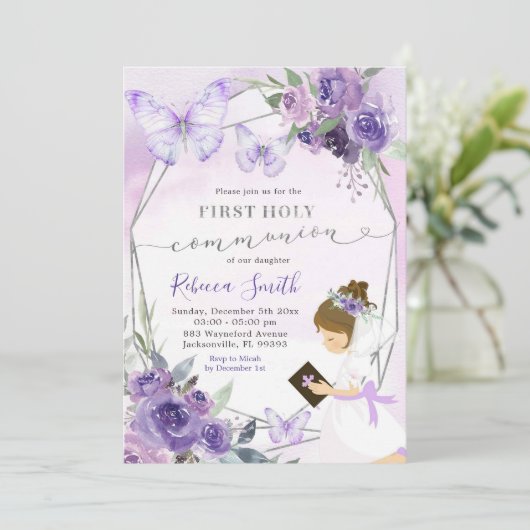 紫のフローラひざまずく女の子ファースト聖餐式 招待状 (スタンド正面)