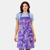 紫のフローラエレガント紫色の花のパターン エプロン (着用した状態)