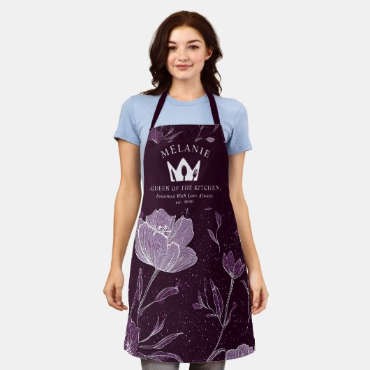 紫のフローラグリッターパターンのクイーン・オブ・ザ・キッチン エプロン (着用した状態)