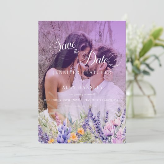 紫のフローラスクリプト | フォトウェディング日付の保存 招待状 (スタンド正面)