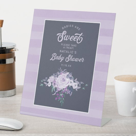 紫のフローラベビーは甘い赤ちゃんシャワーの治療である 台座サイン (インサイチュ)