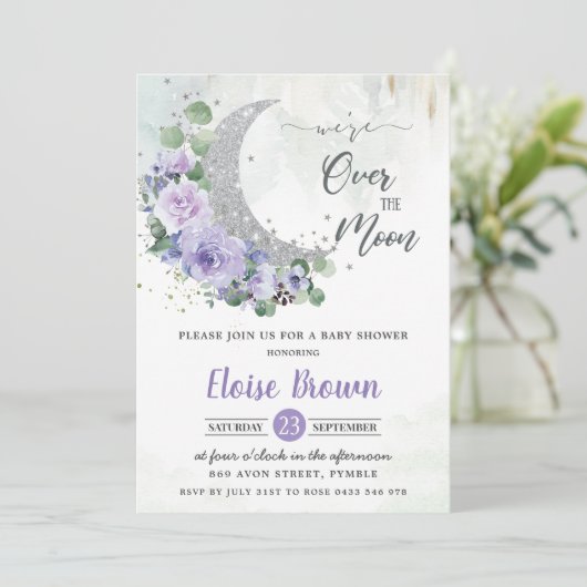 紫のフローラ我々は月の女の子の赤ちゃんシャワー上にある 招待状 (スタンド正面)