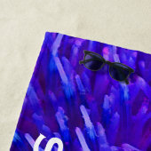 紫のフローラ抽象芸術（ホワイトネーム） ビーチタオル (インサイチュ)