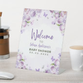 紫のフローラ蝶の赤ちゃんシャワーへようこそ 台座サイン (インサイチュ)
