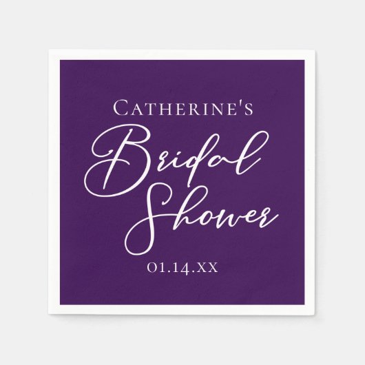紫のブライダルシャワーパーソナライズされたホワイトスクリプト スタンダードカクテルナプキン (正面)