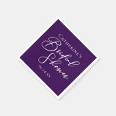 紫のブライダルシャワーパーソナライズされたホワイトスクリプト スタンダードカクテルナプキン (角)
