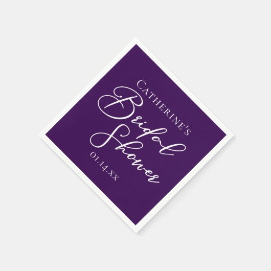 紫のブライダルシャワーパーソナライズされたホワイトスクリプト スタンダードカクテルナプキン (角)