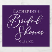 紫のブライダルシャワーパーソナライズされたホワイトスクリプト スパークリングワインラベル (シングルラベル)