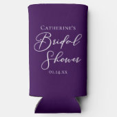 紫のブライダルシャワーパーソナライズされたホワイトスクリプト スリム缶クーラー (裏面)