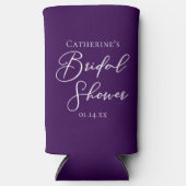 紫のブライダルシャワーパーソナライズされたホワイトスクリプト スリム缶クーラー (正面)