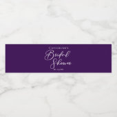 紫のブライダルシャワーパーソナライズされたホワイトスクリプト ペットボトルラベル (シングルラベル)