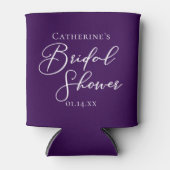 紫のブライダルシャワーパーソナライズされたホワイトスクリプト 缶クーラー (正面)
