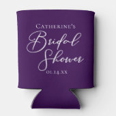 紫のブライダルシャワーパーソナライズされたホワイトスクリプト 缶クーラー (裏面)