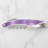 紫のブラシフェイクド仕上げ金属モノグラムスクリプト ソムリエナイフ (裏面)