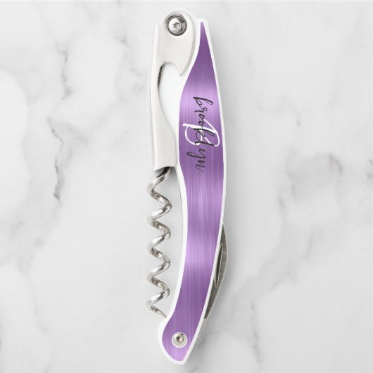 紫のブラシフェイクド仕上げ金属モノグラムスクリプト ソムリエナイフ (正面)