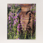 紫のペンステモンと錆びた古いミルク缶の写真 ジグソーパズル (縦)