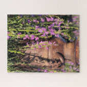 紫のペンステモンと錆びた古いミルク缶の写真 ジグソーパズル (横)