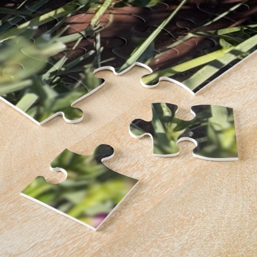 紫のペンステモンと錆びた古いミルク缶の写真 ジグソーパズル (側面)