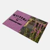 紫のペンステモンと錆びた古いミルク缶の写真 ドアマット (アングル)