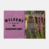 紫のペンステモンと錆びた古いミルク缶の写真 ドアマット (正面)