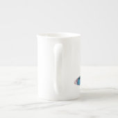 紫のマットに茶色の青い目の子猫 ボーンチャイナマグカップ (裏面)