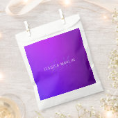 紫のモダングラデーション名とモノグラム フェイバーバッグ (クリップ留めされた状態)