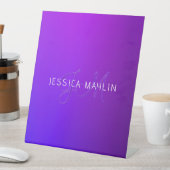 紫のモダングラデーション名とモノグラム 台座サイン (インサイチュ)