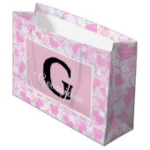 紫のモダンピンクの白いハートのモノグラム名 ラージペーパーバッグ (正面アングル)