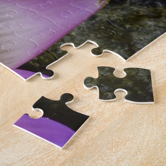 紫のユリのジグソーの上の緑のカエルパズル ジグソーパズル (側面)