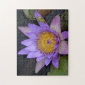 紫のユリのジグソーの上の緑のカエルパズル ジグソーパズル (縦)