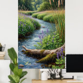 紫のルピナスのある森の小川 ポスター (ホームオフィス)