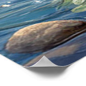 紫のルピナスのある森の小川 ポスター (角)