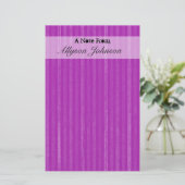 紫のヴィンテージパーソナライズされた静止 便箋 (スタンド正面)