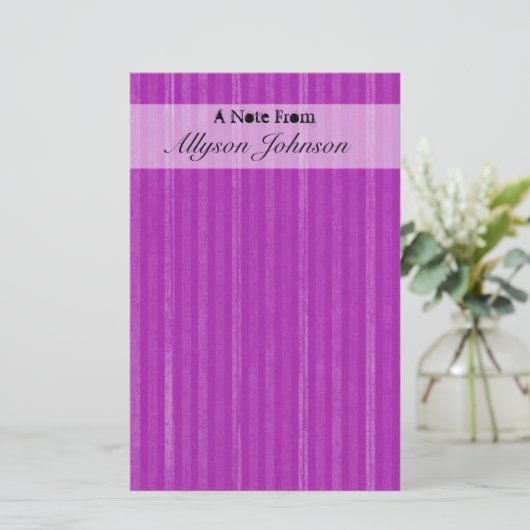 紫のヴィンテージパーソナライズされた静止 便箋 (スタンド正面)