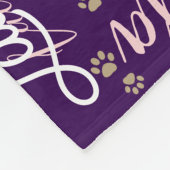 紫の上に犬の名前を繰り返す フリースブランケット (角)