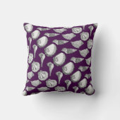 紫の上に白と黒で描かれた貝殻 クッション (裏面)