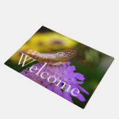 紫の上の白い孔雀の蝶開花 ドアマット (アングル)