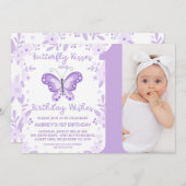 紫の写真モダンフローラ蝶の最初の誕生日 招待状 (正面/裏面)