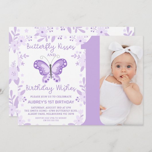 紫の写真モダンフローラ蝶の最初の誕生日 招待状 (正面/裏面)