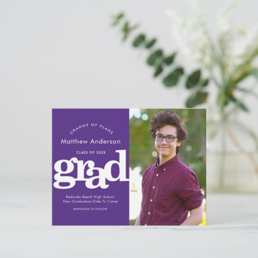 紫の卒業計画の変更のはっきりしたタイポグラフィ インビテーションポストカード (スタンド正面)