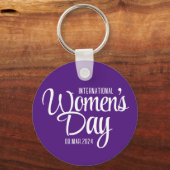 紫の国際的台本の女性デー3月8日 キーホルダー (裏面)