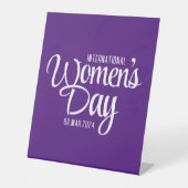 紫の国際的台本の女性デー3月8日 台座サイン (正面)