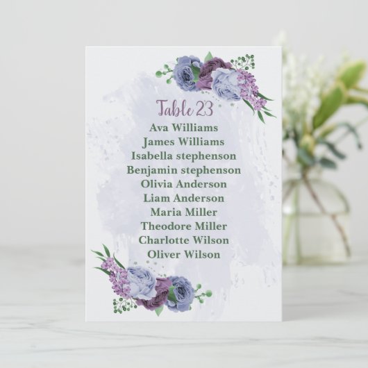 紫の埃っぽい青いフローラシーティングチャートカード 招待状 (スタンド正面)